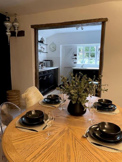 Entire Georgian Luxury Home - 3 Storey- High St Henley-In-Arden -Two Bedrooms-Sleeps 4 Buitenkant foto