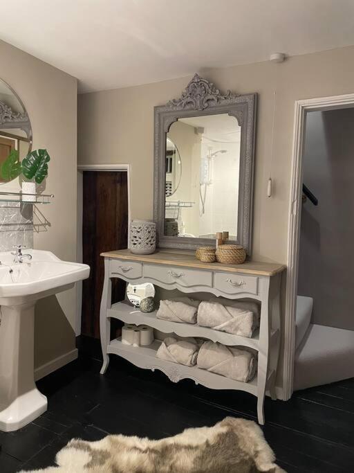 Entire Georgian Luxury Home - 3 Storey- High St Henley-In-Arden -Two Bedrooms-Sleeps 4 Buitenkant foto